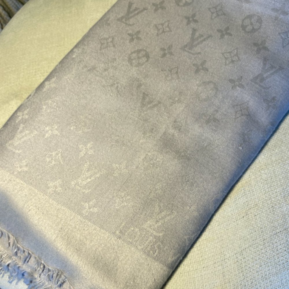 [COPY - used] Louis Vuitton Gray Scarf (large size)